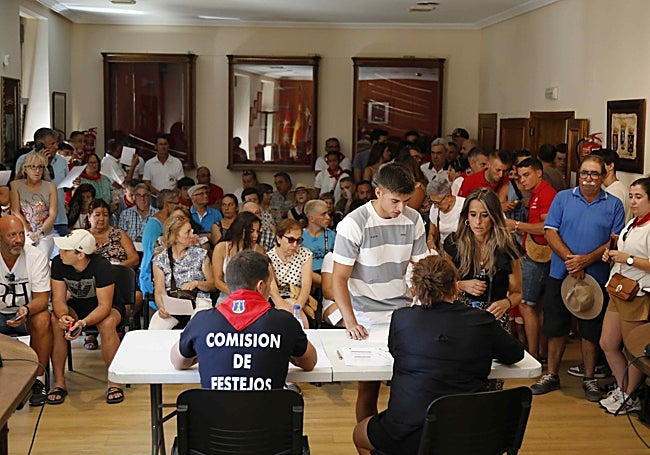 Subasta de las vistas de la plaza del Coso, en el salón del plenos del Ayuntamiento.