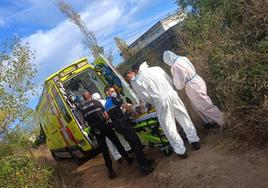 Rescate del anciano en la vivienda situada en la carretera del pantano de Ponferrada.