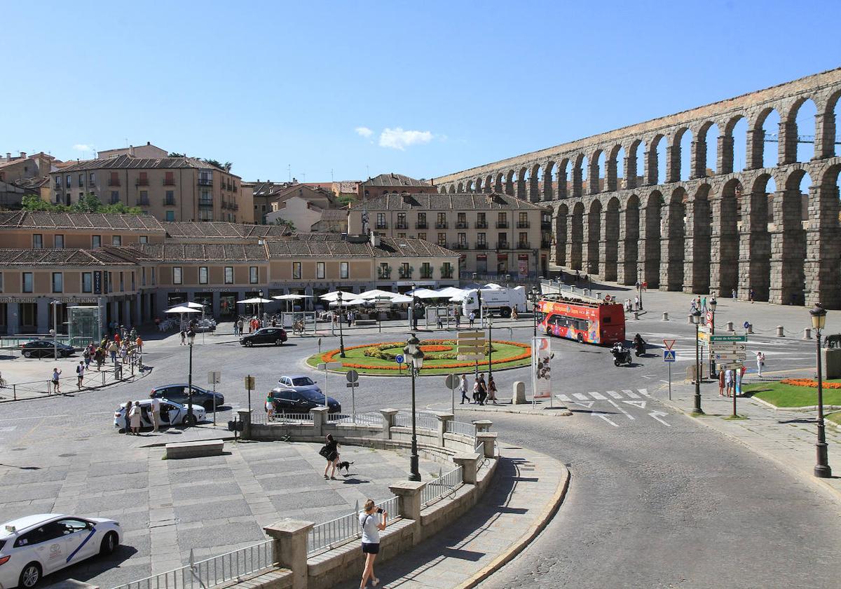 La plaza del Azoguejo, en pleno centro de la ciudad, sin apenas zonas con sombra.