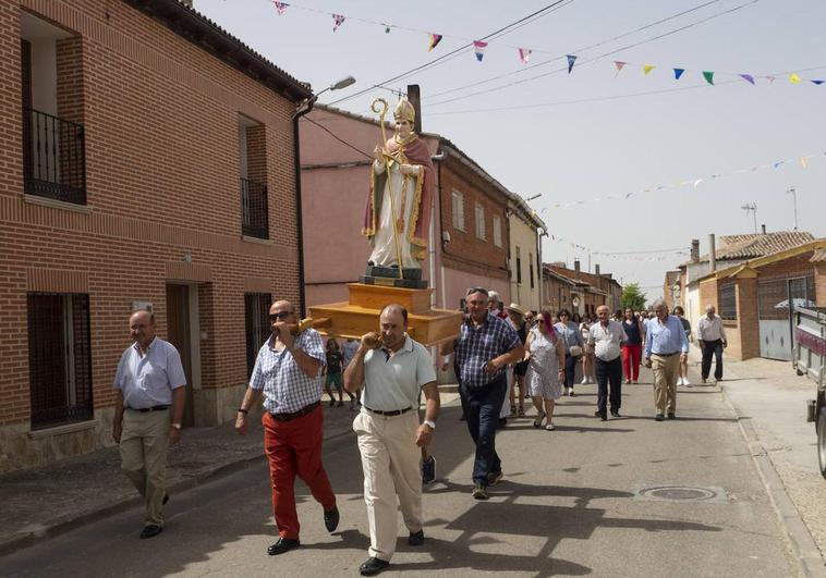 Los vecinos de Villasexmir procesionan a su Beato Florentino cada 9 de agosto