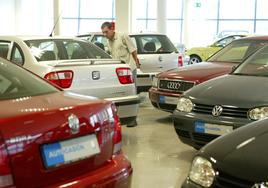 Coches de segunda mano en un concesionario.