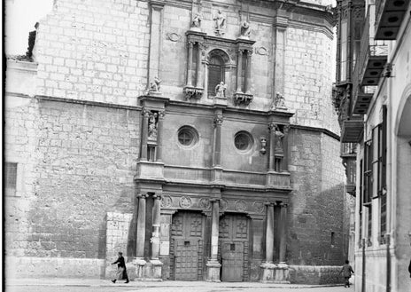 Imagen secundaria 1 - Arriba, placa en la calle de López Gómez en honor a Blake; abajo, portada de la iglesia del Salvador, donde está enterrado, y la casa donde residió, ya desaparecida.