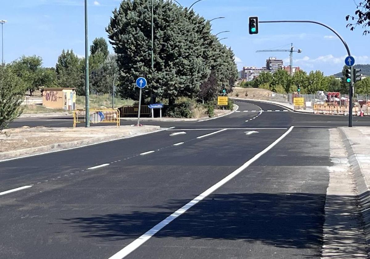 Nuevo firme en la calle José Acosta, lista para recibir a los ciclistas de La Vuelta.