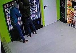 Imagen del robo en las cámaras de vigilancia de la empresa.