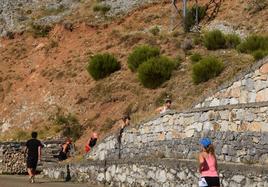 Participantes en la carrera de montaña de Velilla.