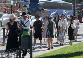 Un grupo de turistas pasea este lunes por la mañana por el centro de la ciudad de Segovia.