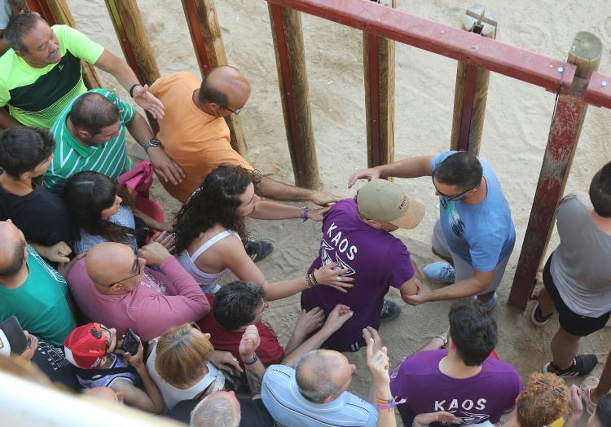 Un corneado en Peñafiel durante la capea posterior al encierro