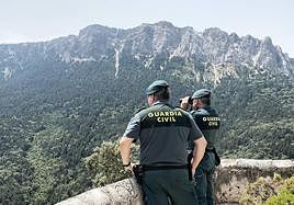 Dos agentes de la Guardia Civil.