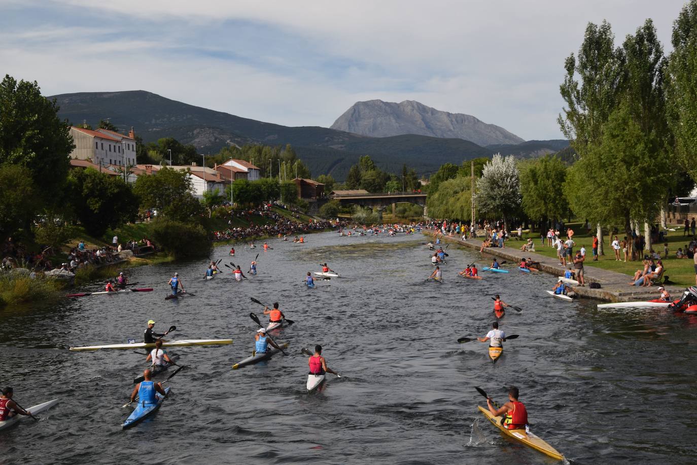 Mara Santos desata fuertes aplausos en la Regata en Velilla