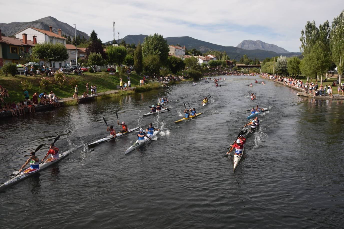 Mara Santos desata fuertes aplausos en la Regata en Velilla