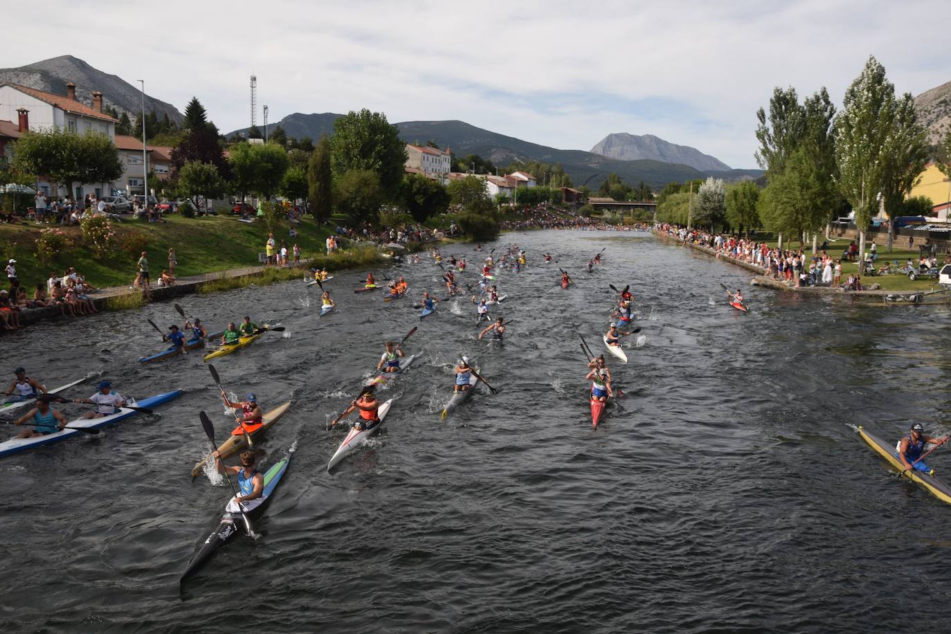 Mara Santos desata fuertes aplausos en la Regata en Velilla