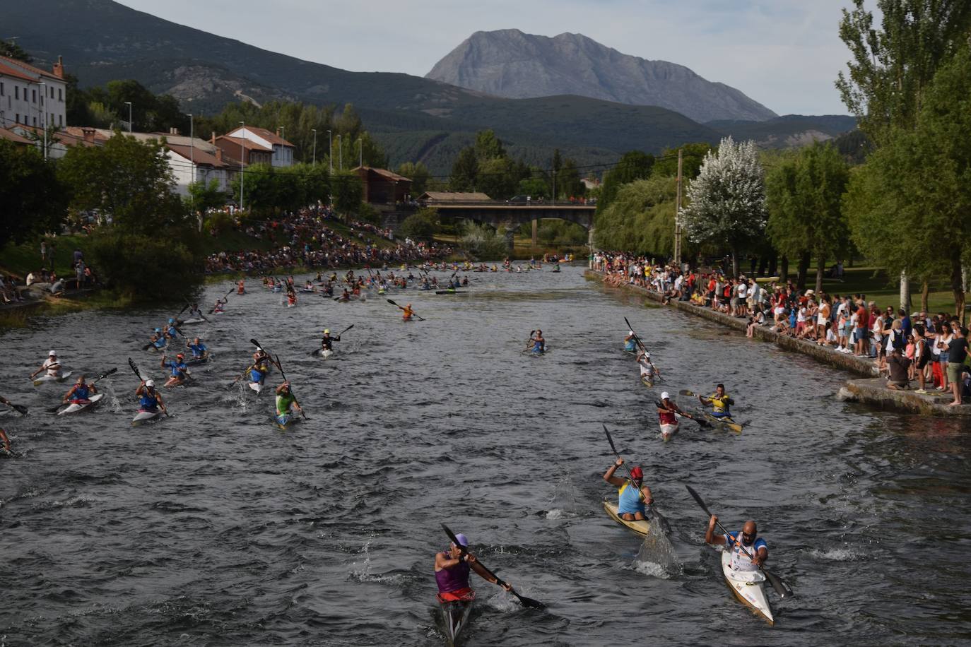 Mara Santos desata fuertes aplausos en la Regata en Velilla
