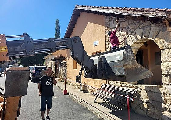 Trabajos de restauración en una vivenda en Sigueruelo.