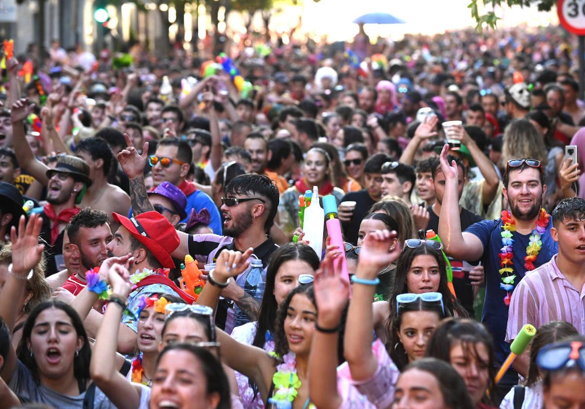 Cientos de jóvenes, en el desfile de peñas el año pasado en Valladolid.