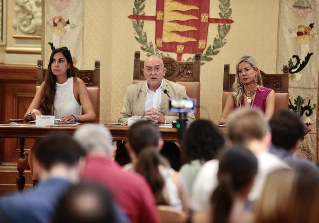 La concejala de Eventos, Blanca Jiménez; el alcalde, Jesús Julio Carnero, y la concejala de Cultura, Irene Carvajal, durante la presentación del programa de fiestas.