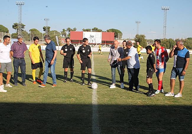 Pedro Luis Herrero se dispone a hacer el saque de honor.