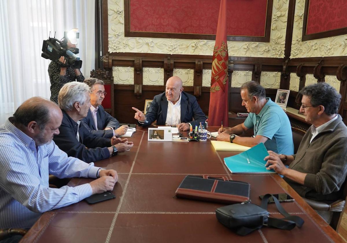 Carnero en una reunión con la Plataforma del Soterramiento.