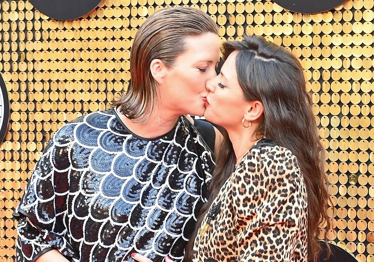 María Casado y Martina DiRosso se besan ante las cámaras de la Gala Starlite.