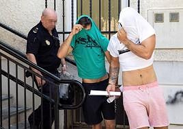 Los dos acusados, a su salida de la comisaría en el verano de 2020.