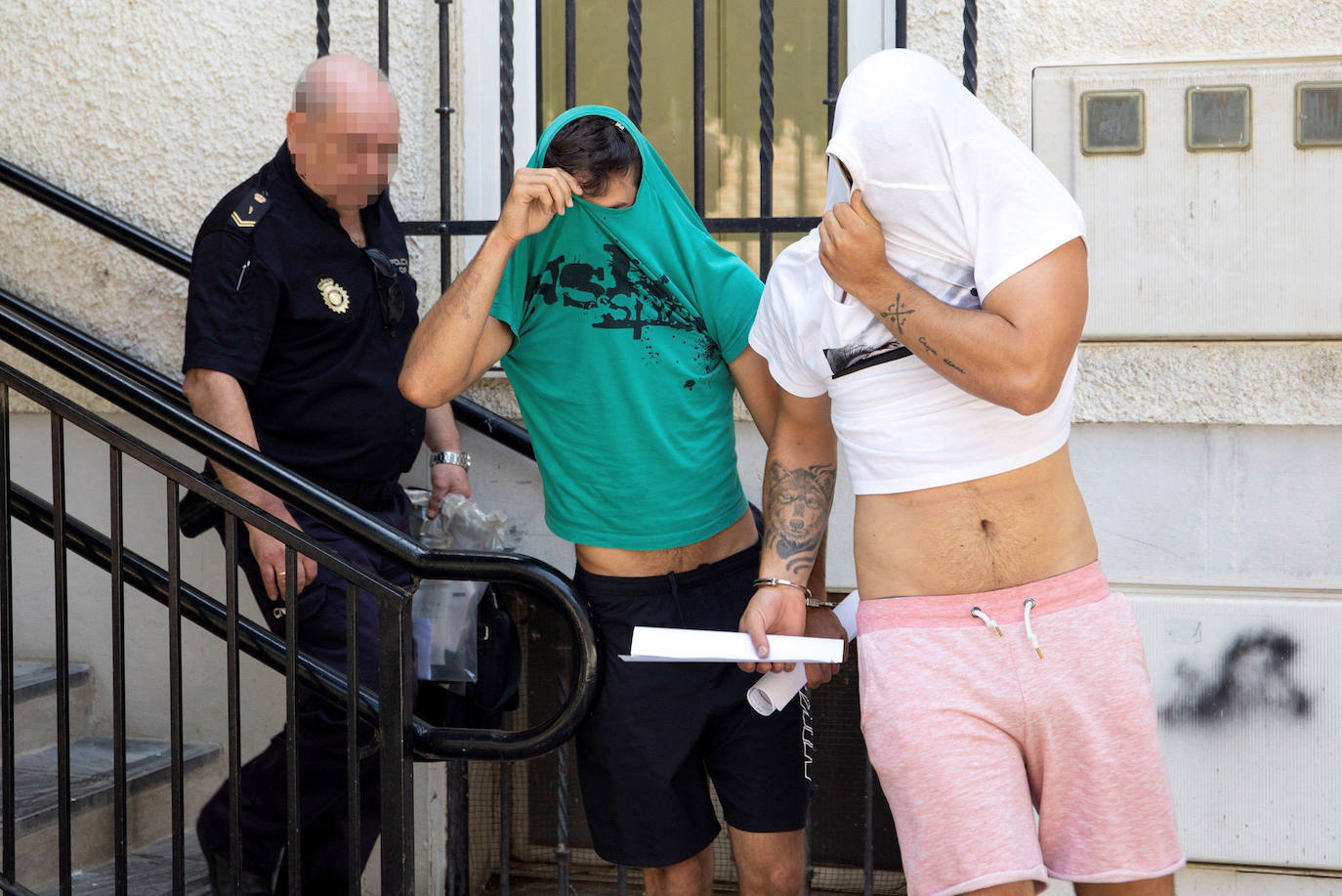 Los dos acusados, a su salida de la comisaría en el verano de 2020.