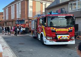 Bomberos y vecinos en la puerta del bar de Santovenia.