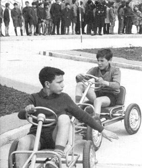 Imagen secundaria 2 - Niños de Valladolid en el parque infantil de tráfico construido en 1963 en los jardines de la Rosaleda, donde estuvieron los viveros municipales.