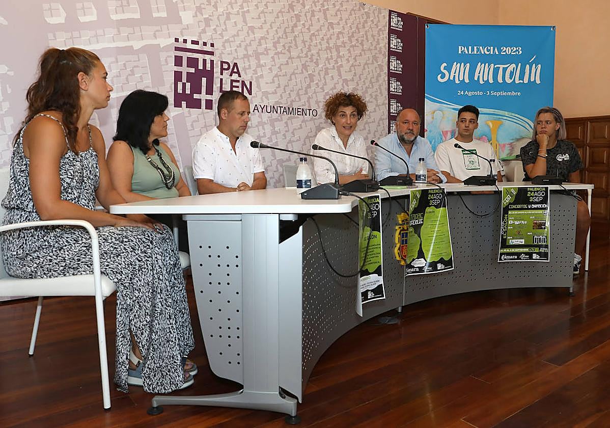 Judith Castro, concejala de Impulso Económico, cuarta por la izquierda, presenta la Feria de Día junto con algunos de los hosteleros.