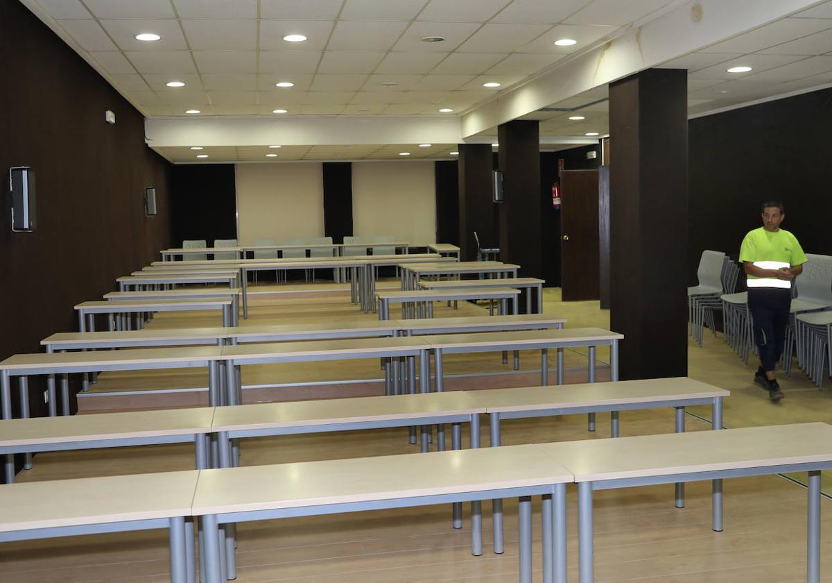 El salón de actos de la UNED, convertido en una gran aula.