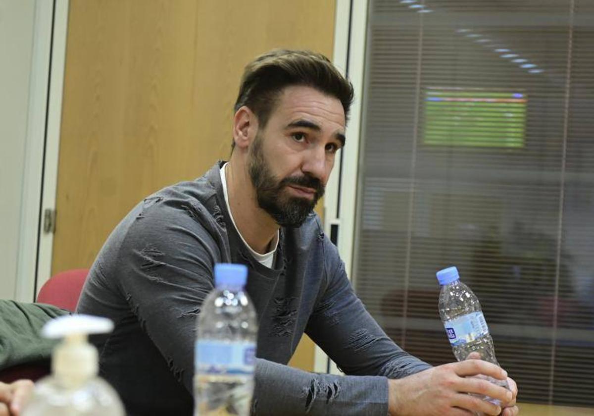 Borja Fernández ve un partido del Real Valladolid en las oficinas de El Norte de Castilla.