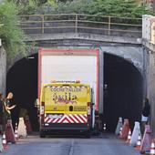 Un camión atascado corta al tráfico durante una hora el túnel de Labradores