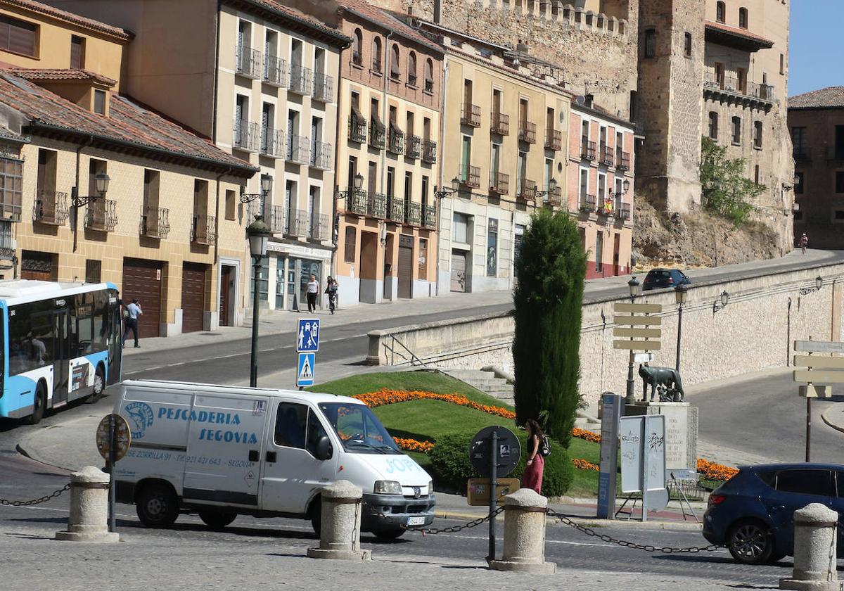 Tráfico en el entorno de la cuesta de San Juan, entre el Acueducto y centro histórico de Segovia.