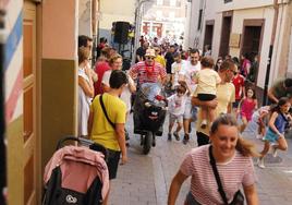 Los más jóvenes disfrutan del encierro infantil