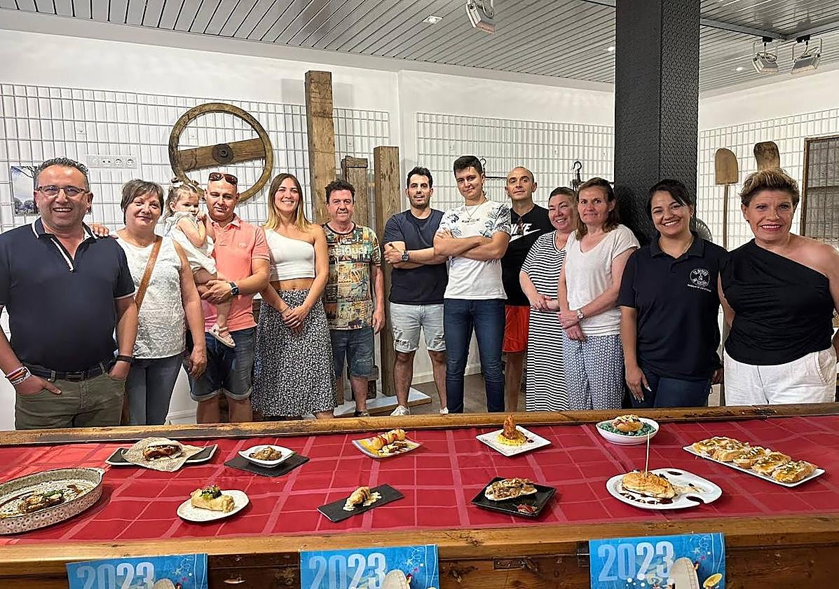 Hosteleros participantes en el certamen, junto al alcalde de Pedrajas, Alfonso Romo (primero por la izquierda).