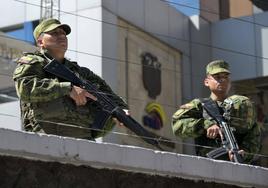 Militares ecuatorianos vigilan un edificio público.