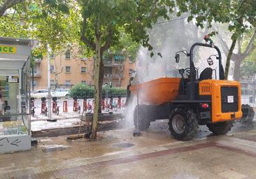 La rotura de una tubería provoca una fuga de agua en el paseo de Zorrilla