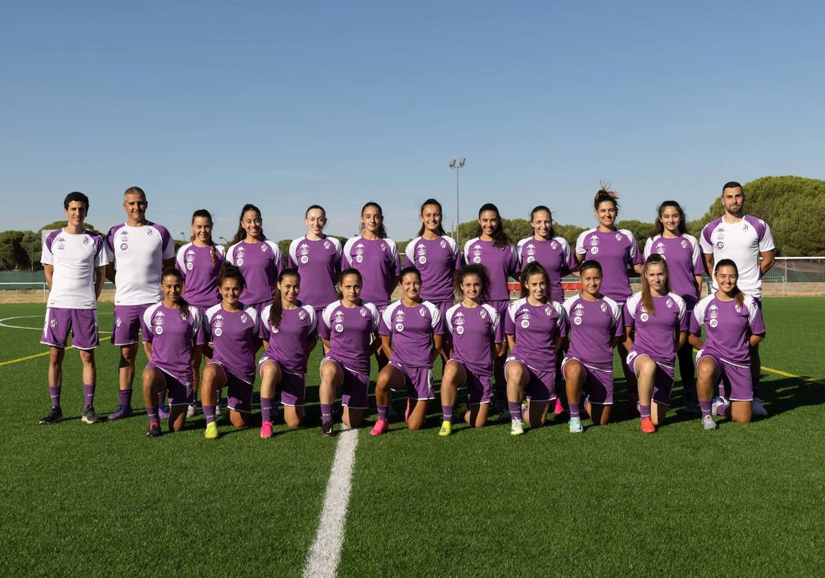 La plantilla del Real Valladolid Simancas posa antes de comenzar un entrenamiento de la pretemporada.