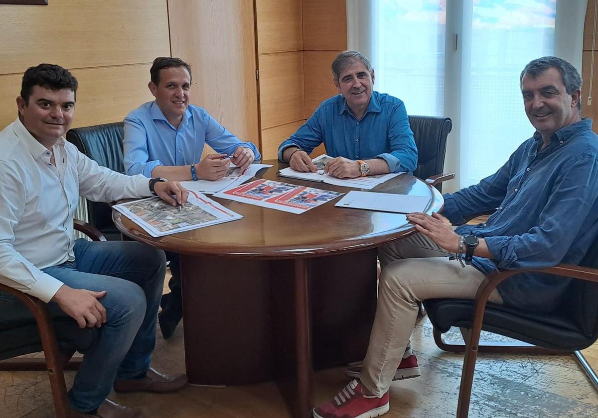 El regidor iscariense, José Andrés Sanz; el concejal delegado del área de deportes, David García; el presidente de la Diputación de Valladolid, Conrado Íscar; y el director general de Unipublic, Javier Guillén.