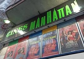 Entrada de los cines Manhattan, en la calle de Cervantes de Valladolid.
