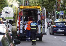 Una ambulancia traslada a un herido en una imagen de archivo.