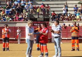 La alcaldesa de Cantalejo entrega una placa a Carlota, hija de Javier Lobo, en homenaje al que fue presidente de la delegación de Cruz Roja.