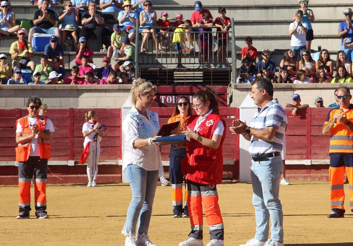 La alcaldesa de Cantalejo entrega una placa a Carlota, hija de Javier Lobo, en homenaje al que fue presidente de la delegación de Cruz Roja.