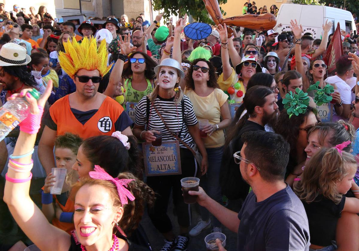 Grupos de personas disfrazadas celebran el inicio de las fiestas de La Granja, este sábado por la tarde.