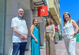 Jesús Lourdes, Marte e Isabel, a la puerta de uno de sus establecimientos.