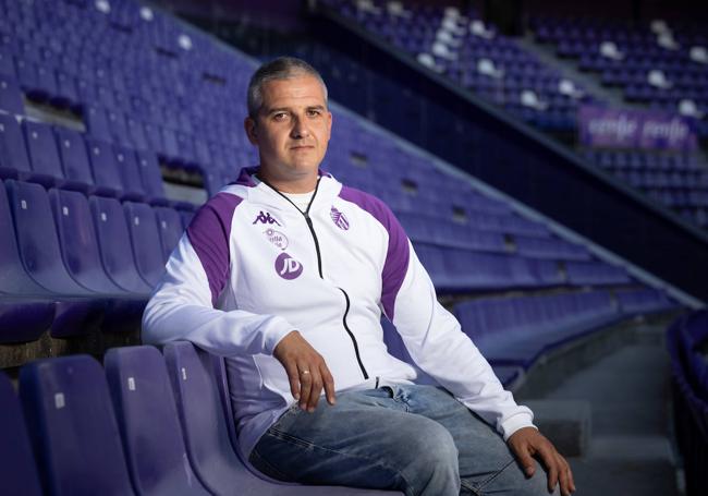 Rubén Beltrán posa en las gradas del estadio José Zorrilla.