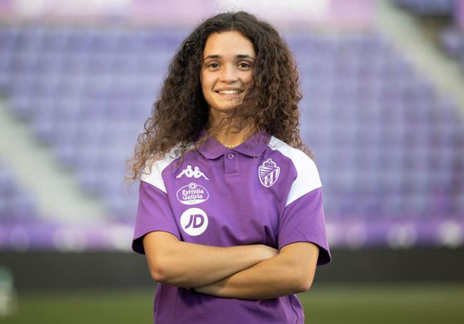 Sofía Fernández posa con el polo del Real Valladolid en el césped del estadio José Zorrilla.