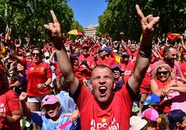 Los aficionados españoles eufóricos con el pitido final en el Paseo de Recoletos.