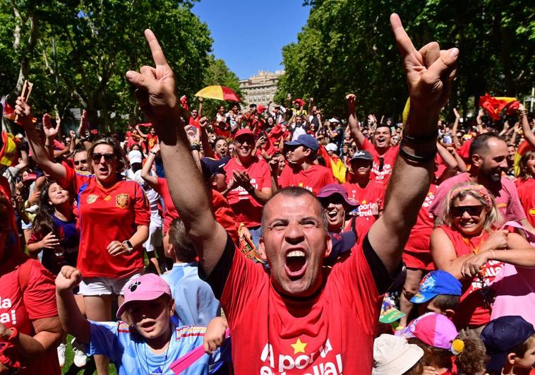 Los aficionados españoles eufóricos con el pitido final en el Paseo de Recoletos.