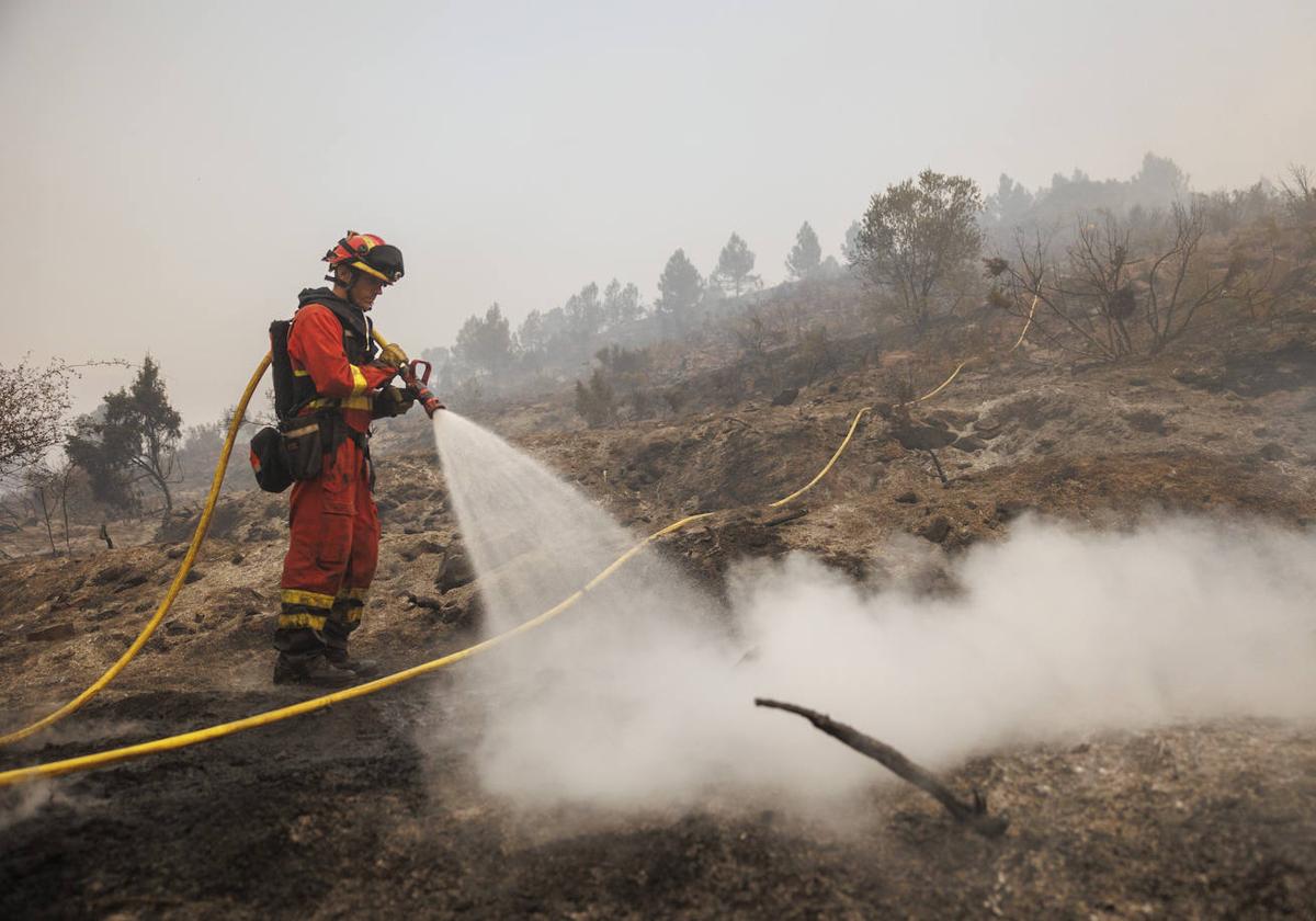 Un trabajador sofoca las llamas de un incendio, en una imagen de archivo.