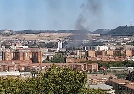 Columna de humo visible desde varios puntos de la ciudad por el incendio en Juana Jugán.