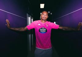 Jon Maciel posa con su nueva camiseta en el interior del estadio Zorrilla.